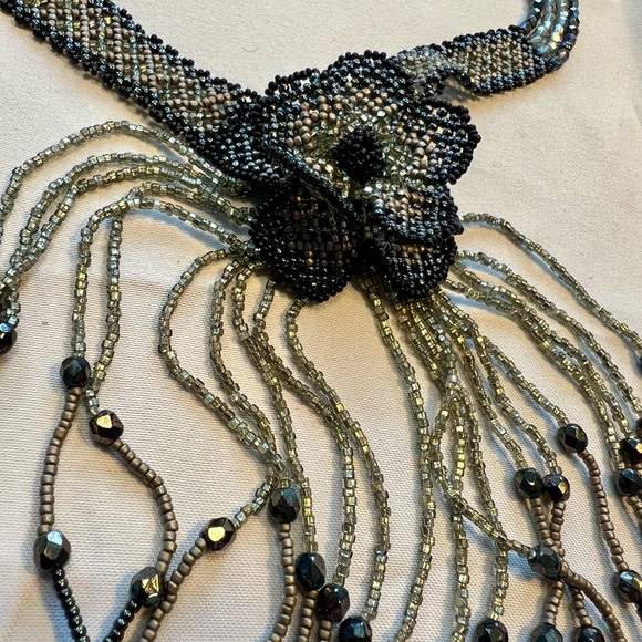 Vintage Victorian Style Necklace of double flower petals. Stunning beadwork. - Picture 4 of 13